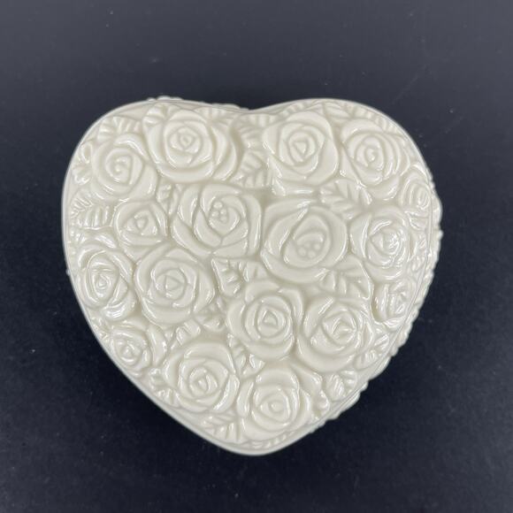 Lenox Rose Heart Shaped Decorative Ivory Trinket Jewelry Box with Lid Gold Trim - Picture 2 of 10